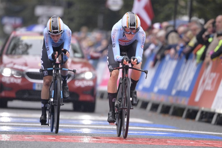 Nederland maakt favorietenrol waar en is allereerste wereldkampioen Mixed Team Relay