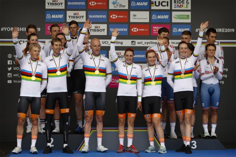 UCI laat zich meteen opmerken op WK in Yorkshire… door onverbiddelijk de lengte van sokken op te meten
