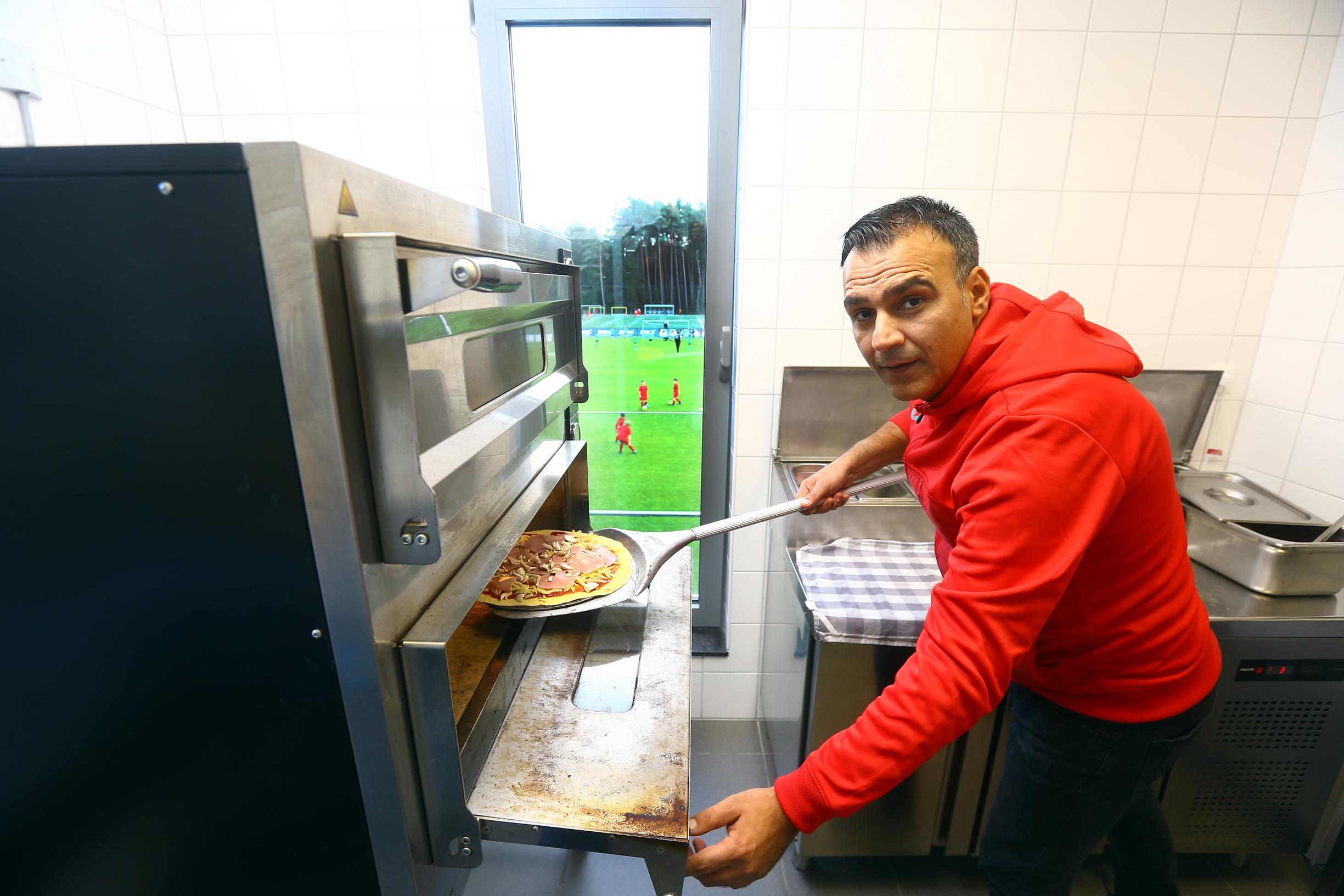 Ondervoorzitter Murat Aydogan bakt pizza’s op de club Het Nieuwsblad