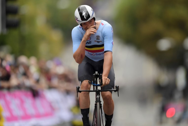 Rohan Dennis verlengt titel op WK tijdrijden, Remco Evenepoel vliegt naar een schitterende zilveren medaille