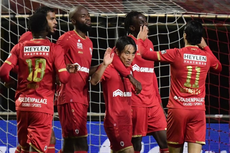 Lamkel Zé en Miyoshi gidsen Antwerp voorbij Lokeren