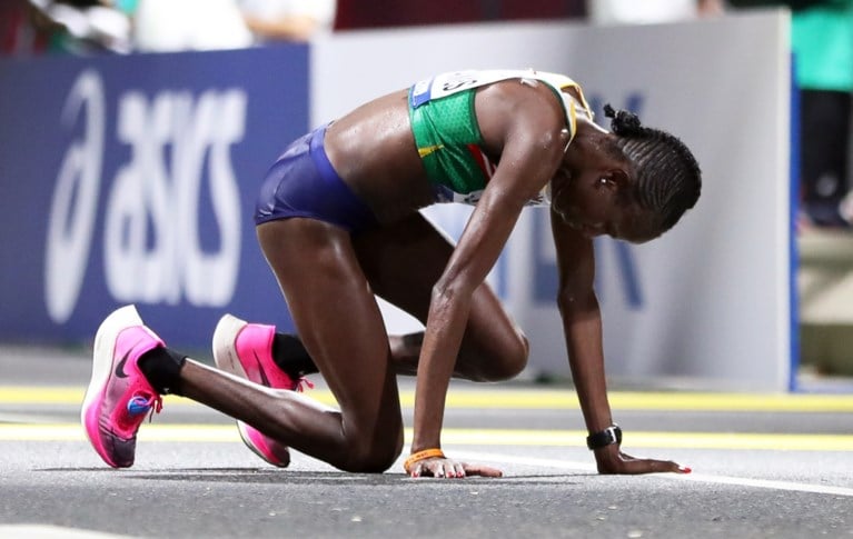 WK ATLETIEK. Belgische haalt finish in “onverantwoorde” marathon: recordaantal opgaves en hallucinante beelden