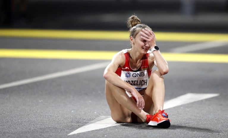 WK ATLETIEK. Belgische haalt finish in “onverantwoorde” marathon: recordaantal opgaves en hallucinante beelden