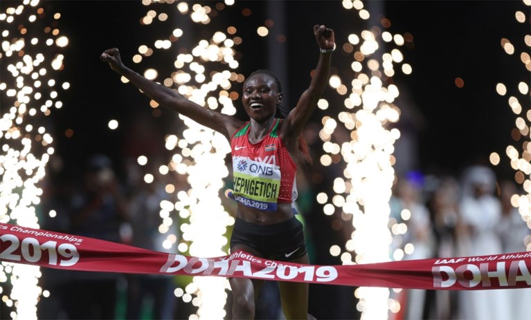 WK ATLETIEK. Belgische haalt finish in “onverantwoorde” marathon: recordaantal opgaves en hallucinante beelden