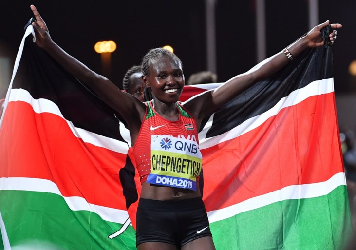 WK ATLETIEK. Belgische haalt finish in “onverantwoorde” marathon: recordaantal opgaves en hallucinante beelden