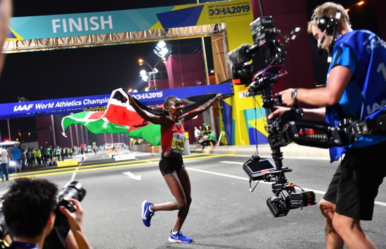 WK ATLETIEK. Belgische haalt finish in “onverantwoorde” marathon: recordaantal opgaves en hallucinante beelden