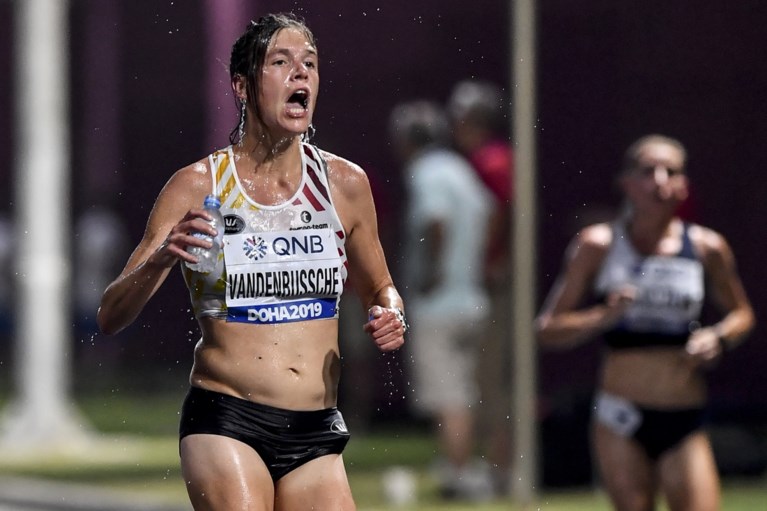 WK ATLETIEK. Belgische haalt finish in “onverantwoorde” marathon: recordaantal opgaves en hallucinante beelden