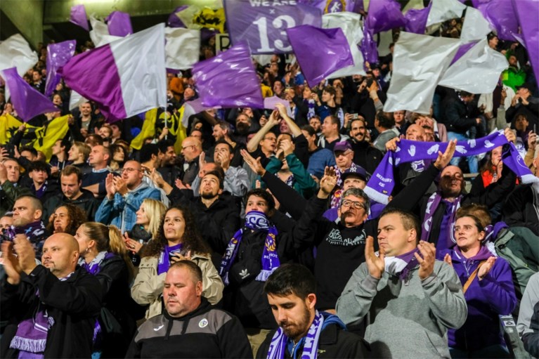 Daarom duiken nu ook in het voetbal zo veel leeuwenvlaggen op