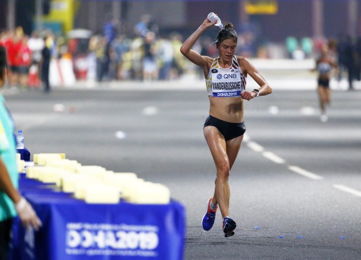 WK ATLETIEK. Belgische haalt finish in “onverantwoorde” marathon: recordaantal opgaves en hallucinante beelden