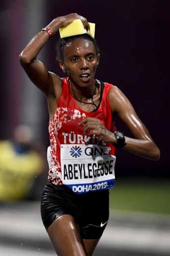 WK ATLETIEK. Belgische haalt finish in “onverantwoorde” marathon: recordaantal opgaves en hallucinante beelden