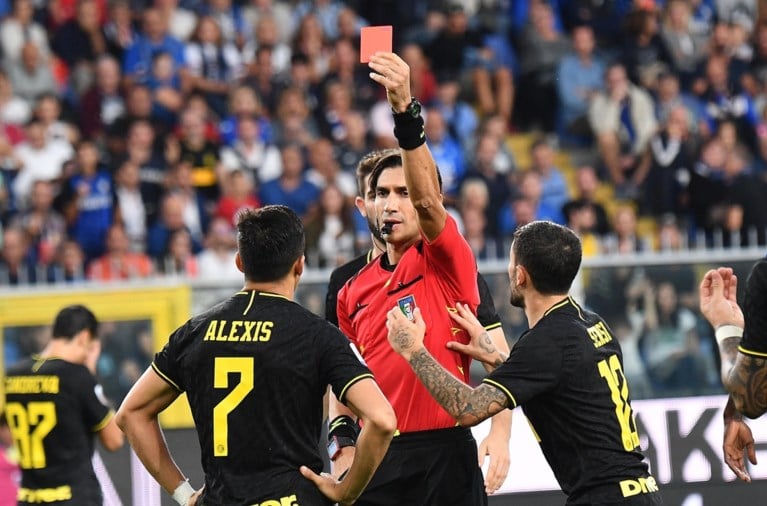 Invaller Romelu Lukaku blijft met Inter foutloos in Serie A, Alexis Sanchez scoort en pakt rood