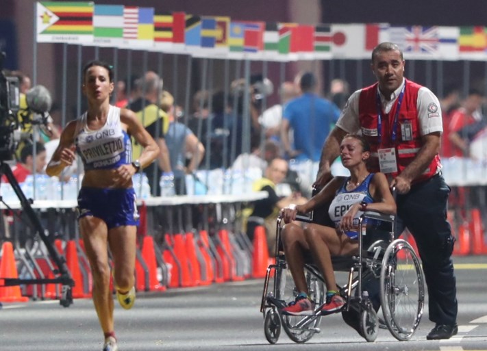 WK ATLETIEK. Belgische haalt finish in “onverantwoorde” marathon: recordaantal opgaves en hallucinante beelden