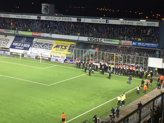 Limburgse derby vroegtijdig gestaakt: STVV-fans bekogelen Genk-doelman met aanstekers, Genk-fans dreigen veld te bestormen