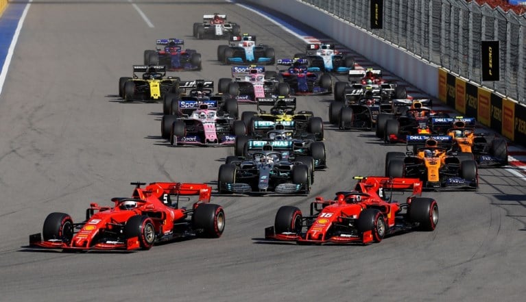 Lewis Hamilton slaat keihard terug en scoort negende zege van het seizoen in GP van Rusland