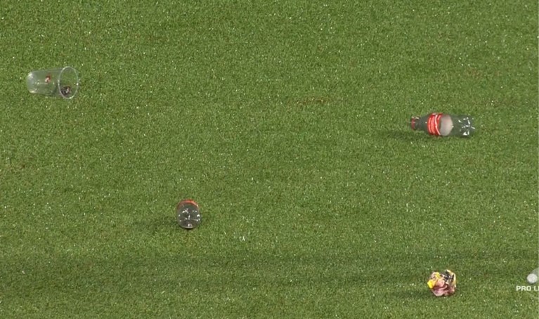 Limburgse derby vroegtijdig gestaakt: STVV-fans bekogelen Genk-doelman met aanstekers, Genk-fans dreigen veld te bestormen