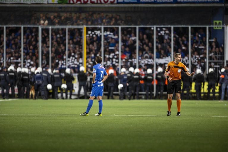 Limburgse derby vroegtijdig gestaakt: STVV-fans bekogelen Genk-doelman met aanstekers, Genk-fans dreigen veld te bestormen