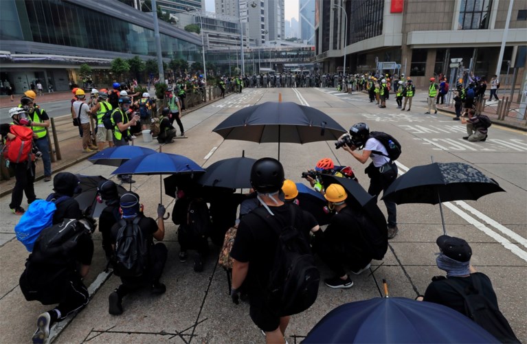 Opnieuw rellen in Hongkong: politie zet traangas en pepperspray in tegen verboden betoging