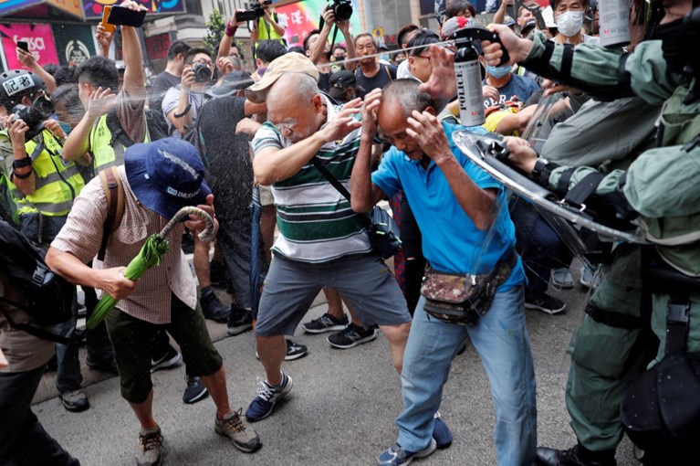 Opnieuw rellen in Hongkong: politie zet traangas en pepperspray in tegen verboden betoging