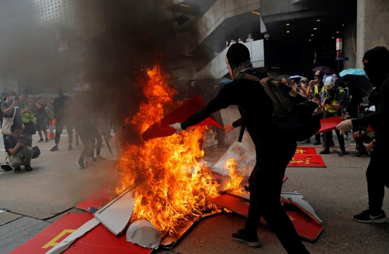 Opnieuw rellen in Hongkong: politie zet traangas en pepperspray in tegen verboden betoging