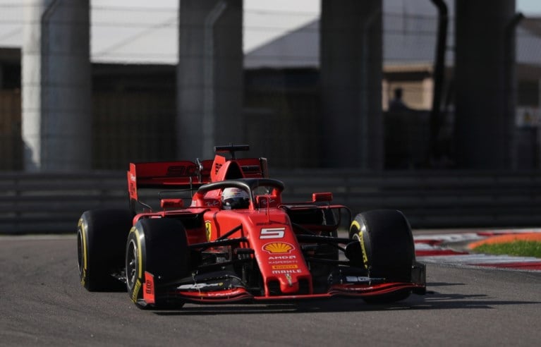 Lewis Hamilton slaat keihard terug en scoort negende zege van het seizoen in GP van Rusland
