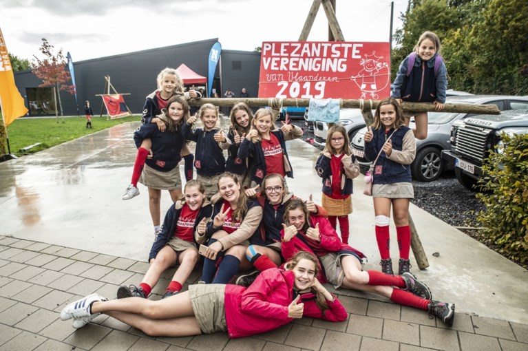 Zo geweldig is de Plezantste Vereniging van Vlaanderen: Chiro Rumbeke neemt haar prijs in ontvangst tijdens spetterend feest