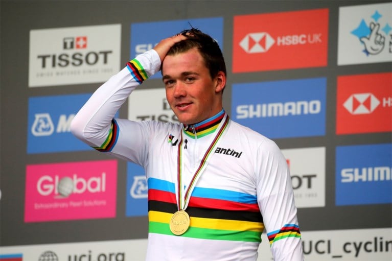 Boezemvriend Jasper Stuyven over kersverse wereldkampioen Mads Pedersen: “In de regen kan hij altijd iets meer”