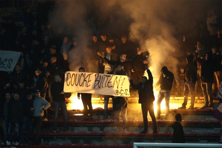 Harde kern Anderlecht protesteert in Charleroi met “Coucke buiten” (maar die was er niet)