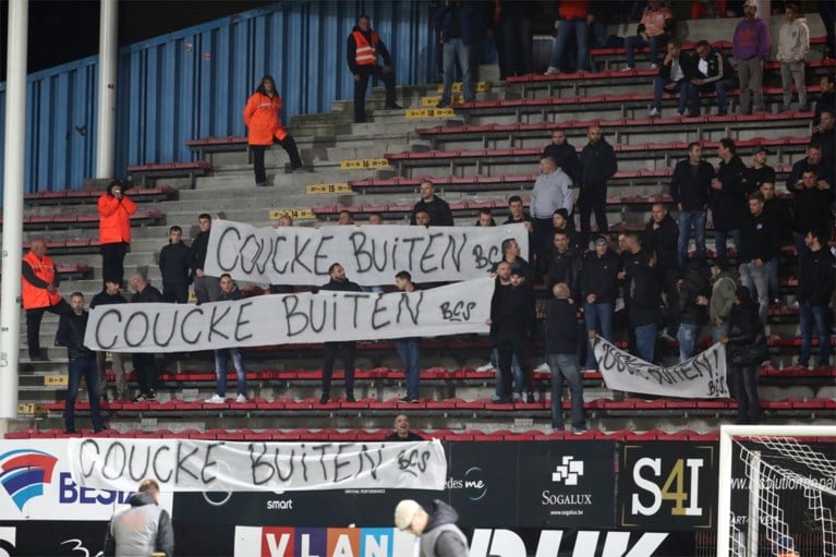 Harde kern Anderlecht protesteert in Charleroi met “Coucke buiten” (maar die was er niet)