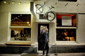 Dit is het Beste Café van Vlaanderen: “Vroeger kon je hier ’s nachts in je bloot gat rondlopen. Nu leeft het hier weer”