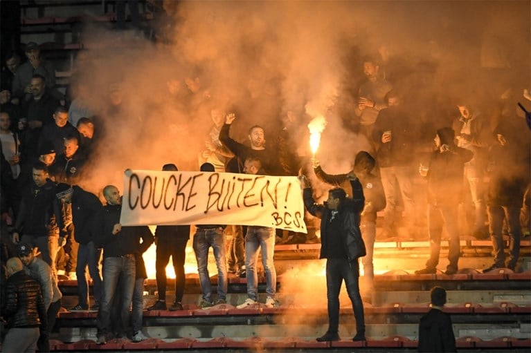 Harde kern Anderlecht protesteert in Charleroi met “Coucke buiten” (maar die was er niet)