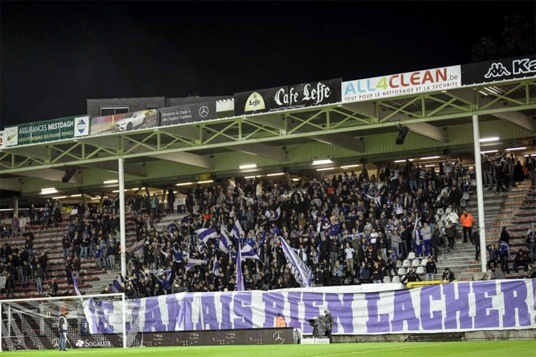 Harde kern Anderlecht protesteert in Charleroi met “Coucke buiten” (maar die was er niet)