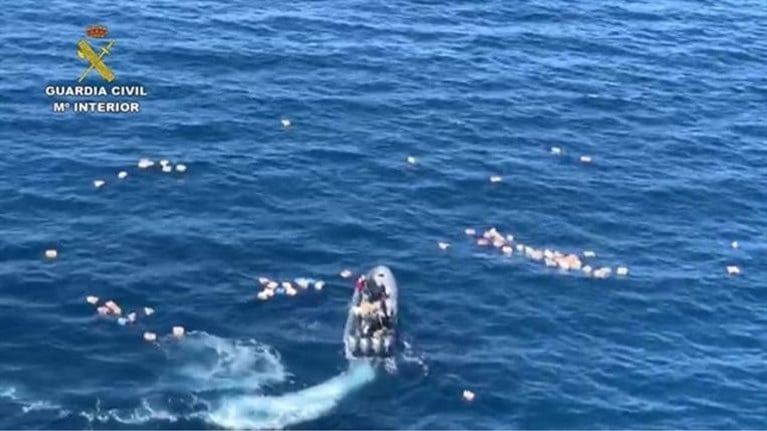 Agenten krijgen hulp uit onverwachte hoek bij crash tijdens achtervolging op zee