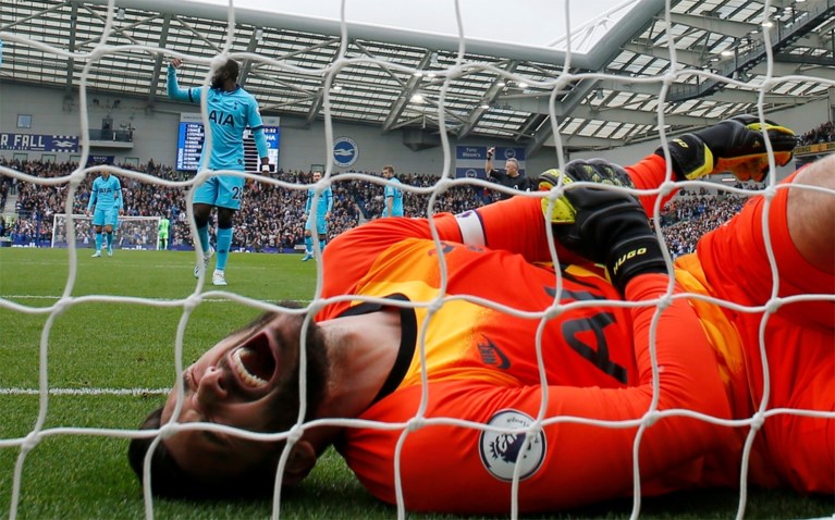 Dramatische namiddag voor Tottenham: kansloze nederlaag en zware blessure voor doelman Hugo Lloris na flater