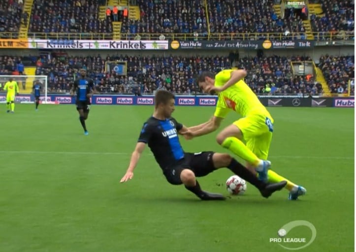 VAR Laforge gaat opnieuw de mist in: geen strafschop voor Gent na duidelijke overtreding van Brandon Mechele