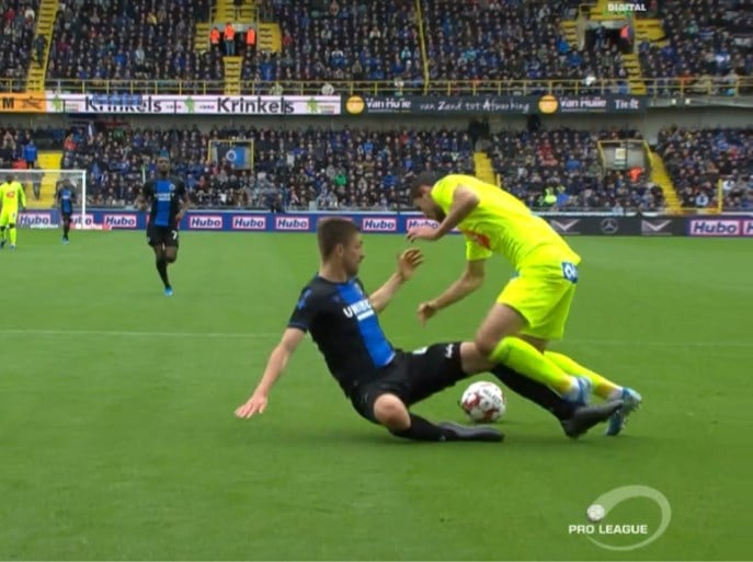 VAR Laforge gaat opnieuw de mist in: geen strafschop voor Gent na duidelijke overtreding van Brandon Mechele