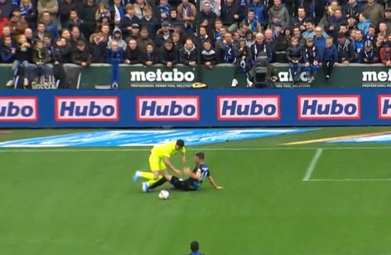 VAR Laforge gaat opnieuw de mist in: geen strafschop voor Gent na duidelijke overtreding van Brandon Mechele