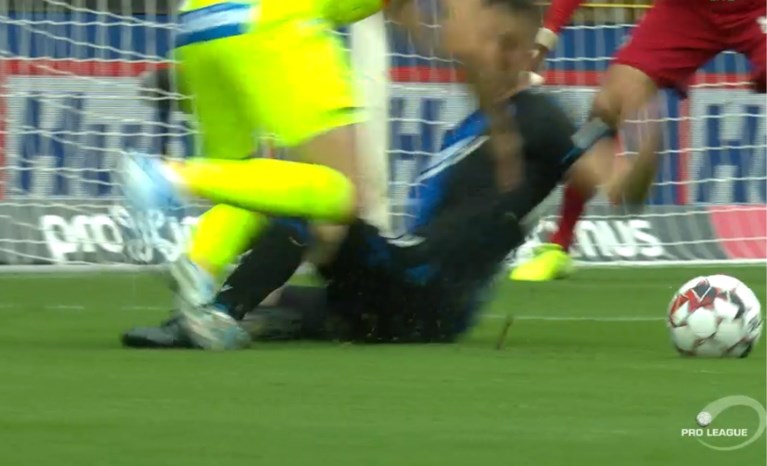 VAR Laforge gaat opnieuw de mist in: geen strafschop voor Gent na duidelijke overtreding van Brandon Mechele