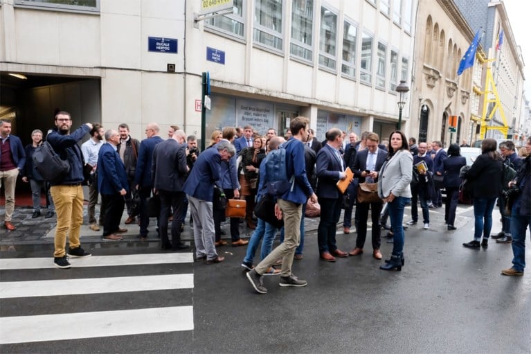 Vlaams Parlement ontruimd na bommelding: begrotingsdebat stopgezet, niets verdachts aangetroffen