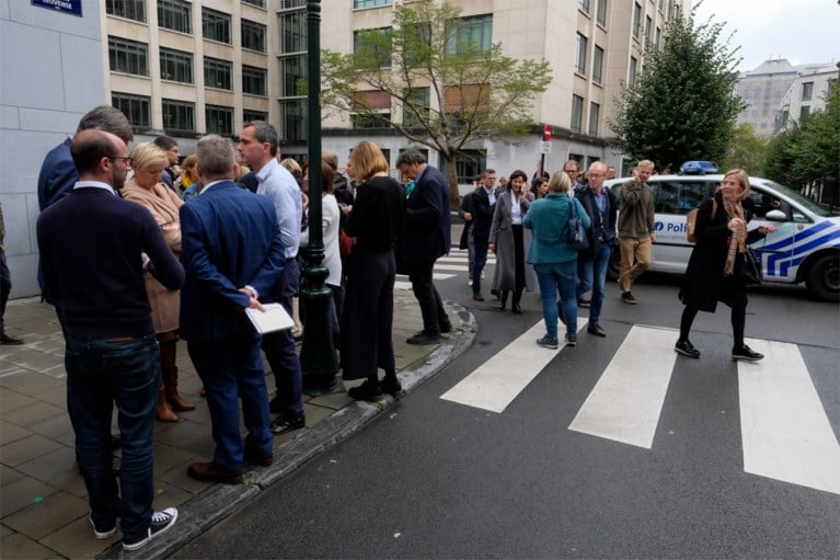 Vlaams Parlement ontruimd na bommelding: begrotingsdebat stopgezet, niets verdachts aangetroffen
