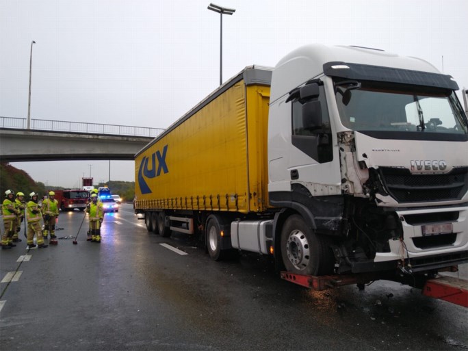 Vrachtwagen rijdt in op file op E17: 500 kilometer aanschuiven in zware ochtendspits