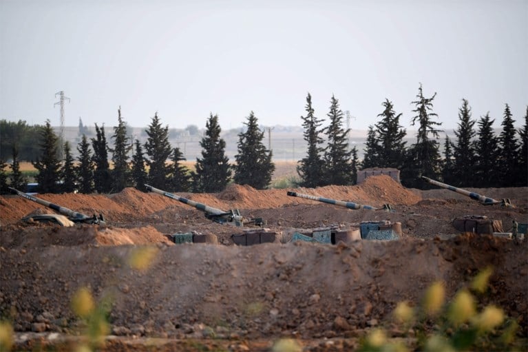Turkse troepen hebben grens met Syrië overgestoken, Koerden roepen op tot weerstand op “kritiek historisch moment”
