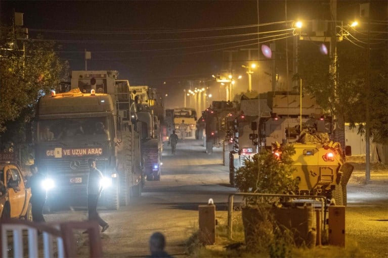 Turkse troepen hebben grens met Syrië overgestoken, Koerden roepen op tot weerstand op “kritiek historisch moment”