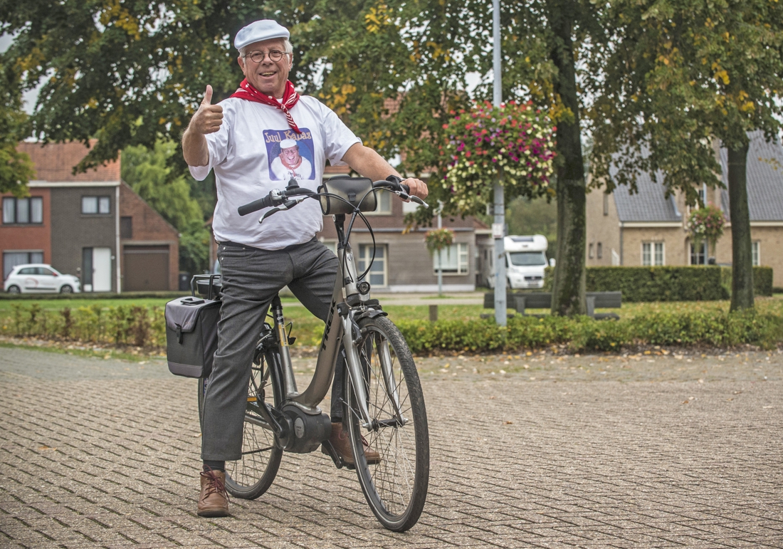 Hij begint normaal elke set met zijn monsterhit, maar na vijftig jaar op de planken pakt Vlaamse ster uit met een knipoog naar zijn leeftijd