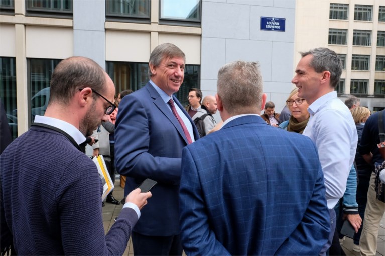 Vlaams Parlement ontruimd na bommelding: begrotingsdebat stopgezet, niets verdachts aangetroffen