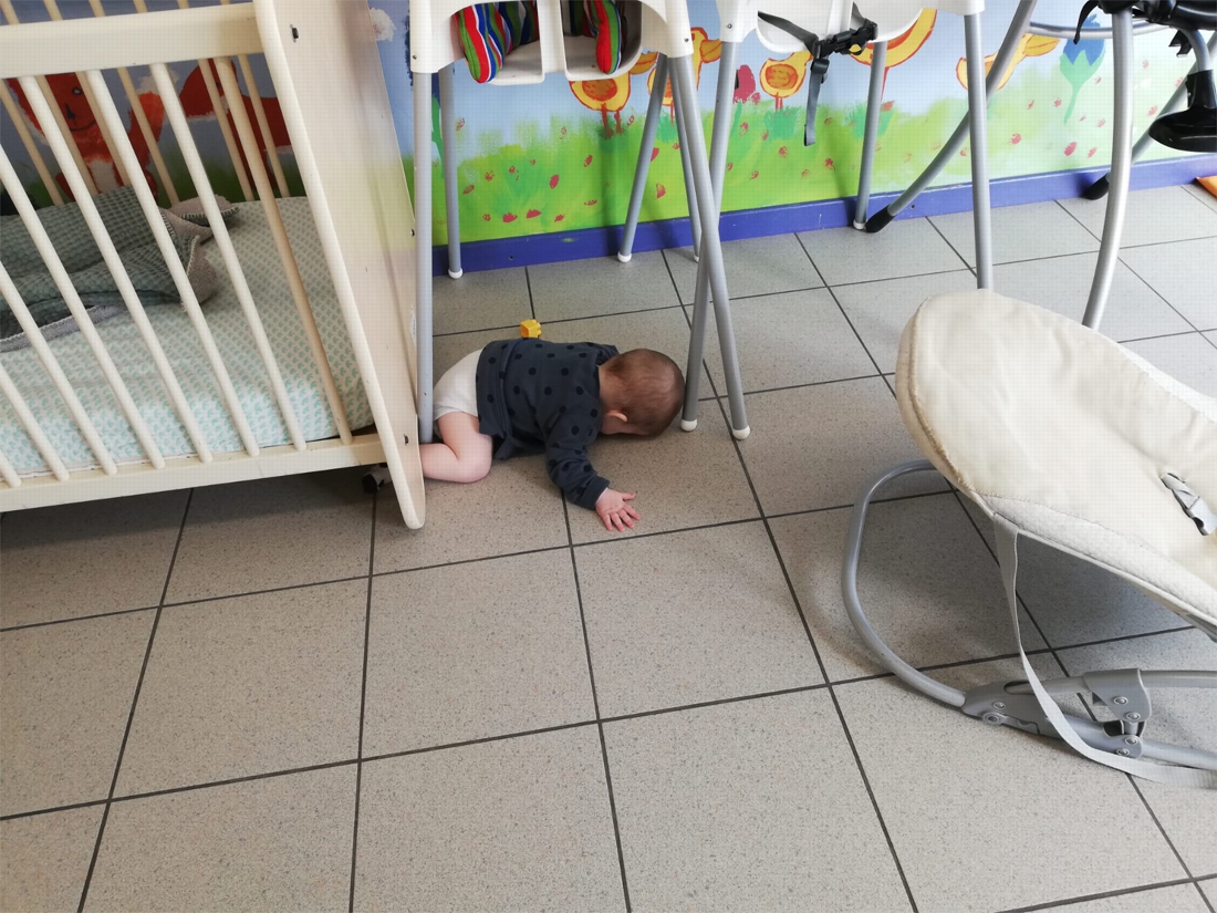 Mama dient klacht in tegen crèche: “Wie laat er nu een baby op een koude tegelvloer liggen?”
