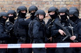 Twee doden bij aanslag op Duitse synagoge: 27-jarige neonazi streamde alles en zei dat “joden basis zijn van alle problemen”