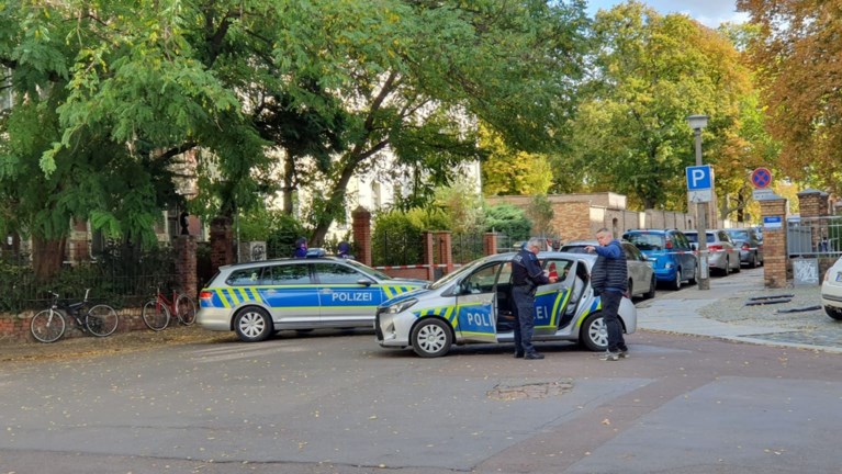Twee doden bij aanslag op Duitse synagoge: 27-jarige neonazi streamde alles en zei dat “joden basis zijn van alle problemen”