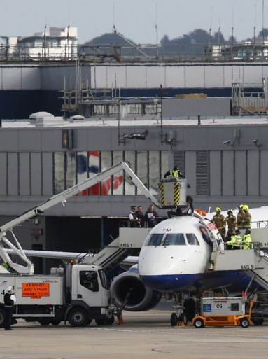 Slechtziende klimaatactivist klimt op vliegtuig in Londense luchthaven