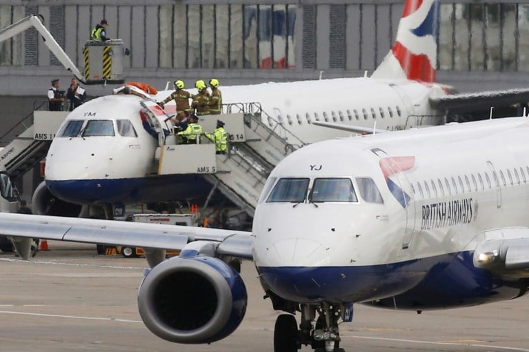 Slechtziende klimaatactivist klimt op vliegtuig in Londense luchthaven