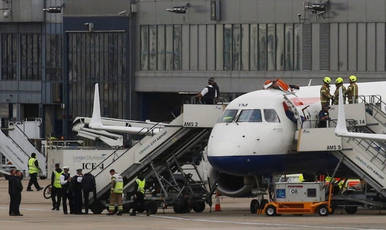Slechtziende klimaatactivist klimt op vliegtuig in Londense luchthaven